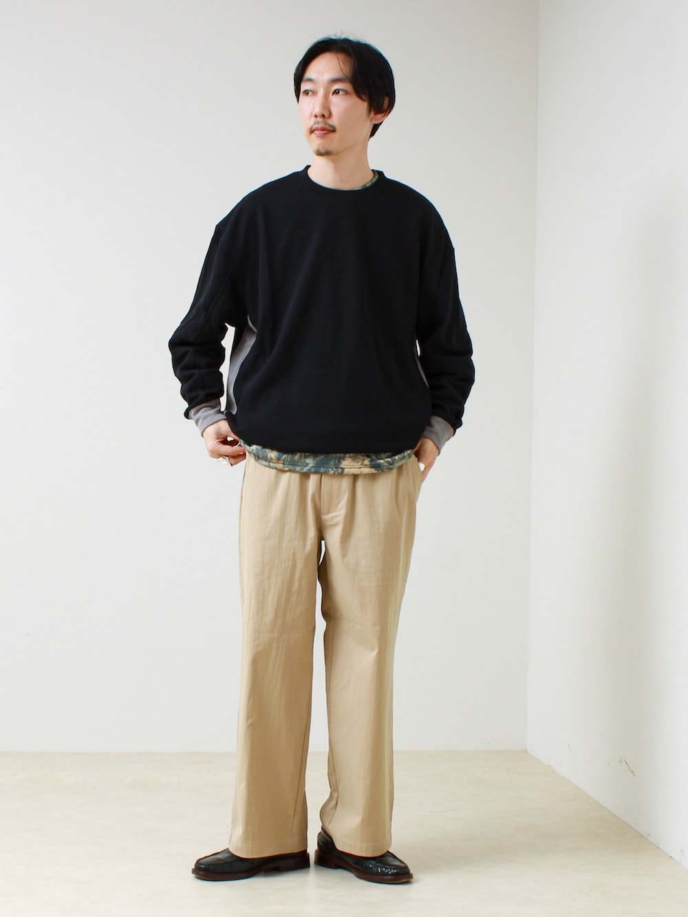 ブラック系のTシャツ/カットソー、その他のスウェット、ベージュ系のその他パンツを着用したメンズの春コーディネートの4枚目の写真