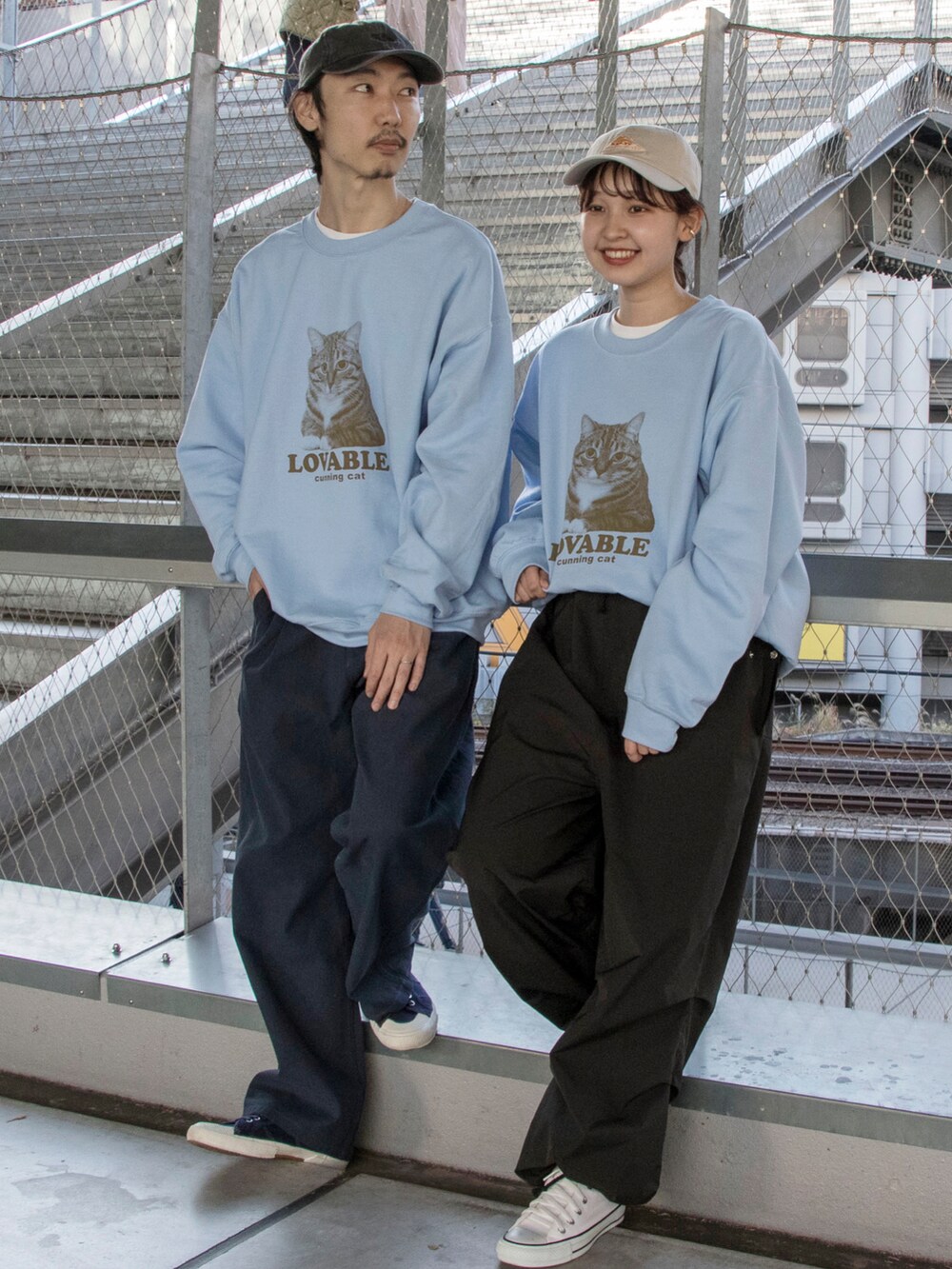 「スウェット、ワイドパンツ、タックパンツ、スニーカー、休日スタイル、休日コーデ、ストリート、古着、キャップ、猫、ビッグシルエット、キャットストリート、ユニセックス、ペアルック」｜「GLOSTERの【GLOSTER/グロスター】DOG&CAT カラー裏起毛スウェット（スウェット、ブルー系）」を使った、須山さん（メンズ・177cm）の冬コーディネートの2枚目の写真