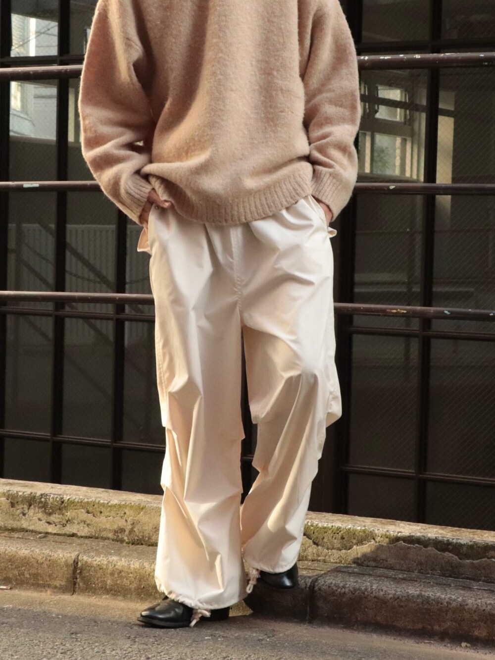 ホワイト系のニット/セーター、ホワイト系のTシャツ/カットソー、ブルー系のデニムジャケットを着用したメンズの冬コーディネートの5枚目の写真