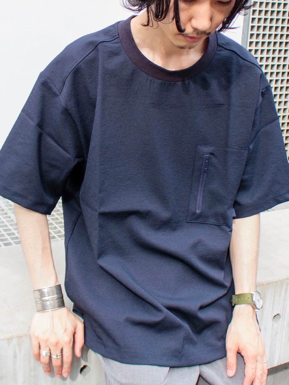 ブルー系のTシャツ/カットソー、グリーン系のサンダルを着用したメンズの夏コーディネートの2枚目の写真
