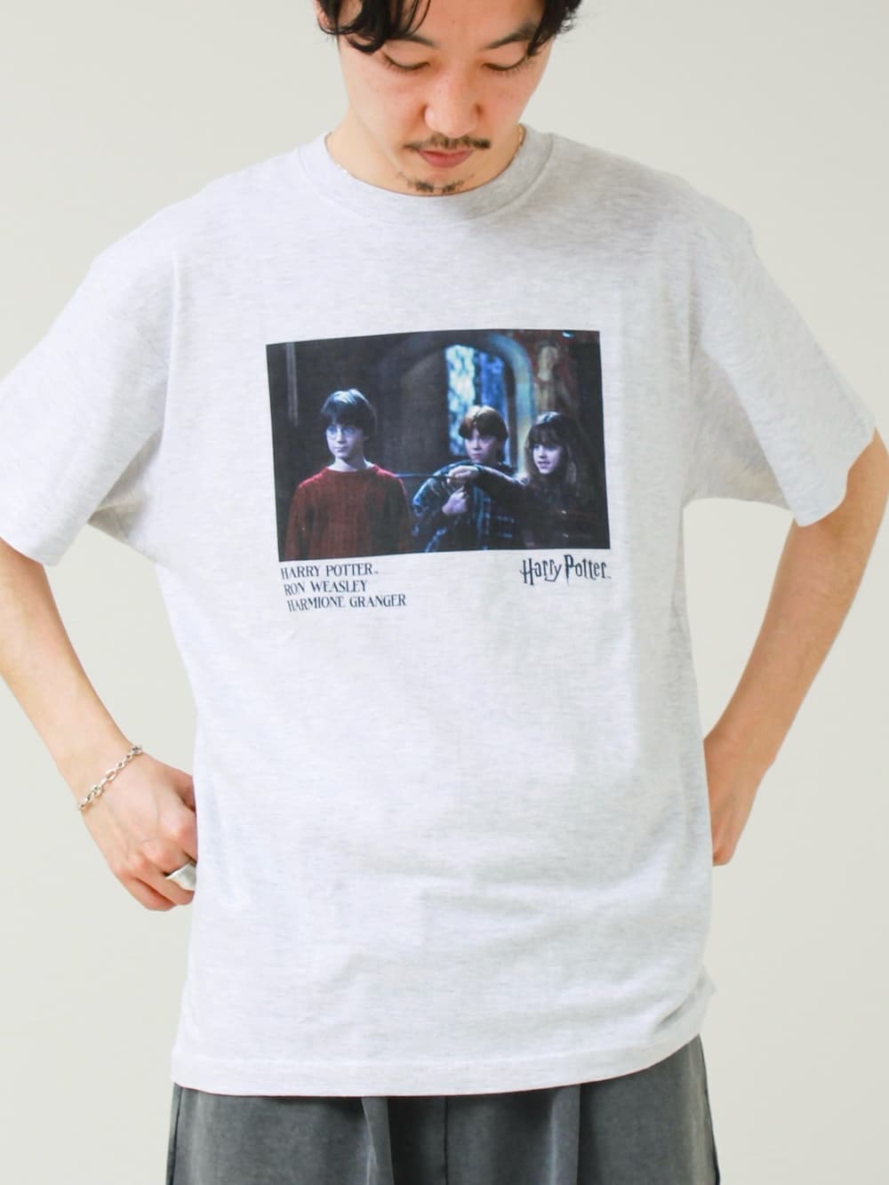 グレー系のTシャツ/カットソー、グレー系のスウェットパンツを着用したメンズの春コーディネートの3枚目の写真