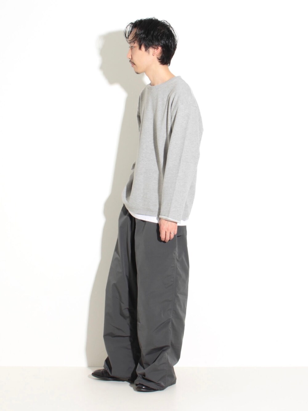 グレー系のスウェット、グレー系のその他パンツを着用したメンズの冬コーディネートの2枚目の写真