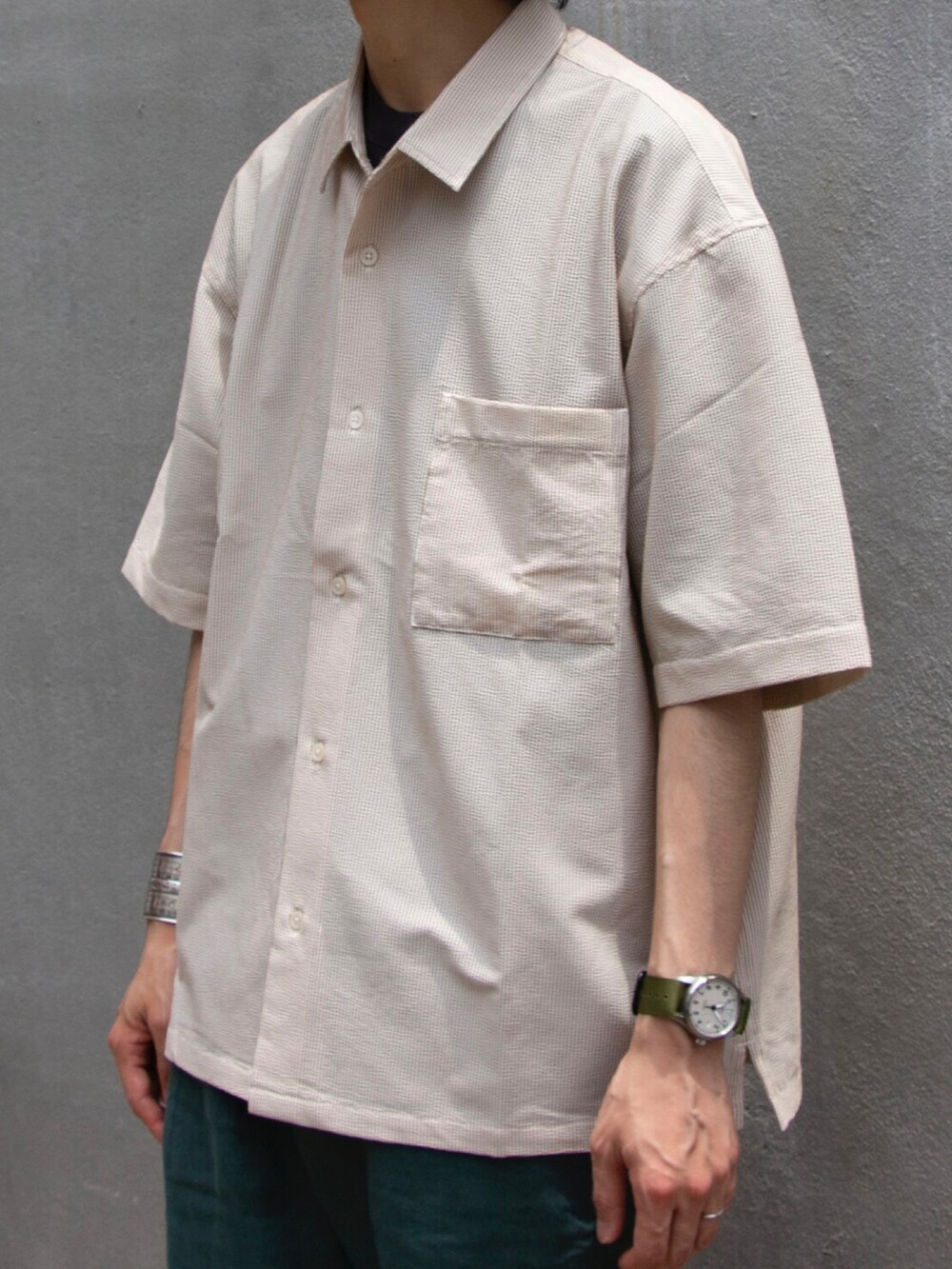 ベージュ系のシャツ/ブラウス、グリーン系のその他パンツ、ブラック系のサンダルを着用したメンズの夏コーディネートの2枚目の写真