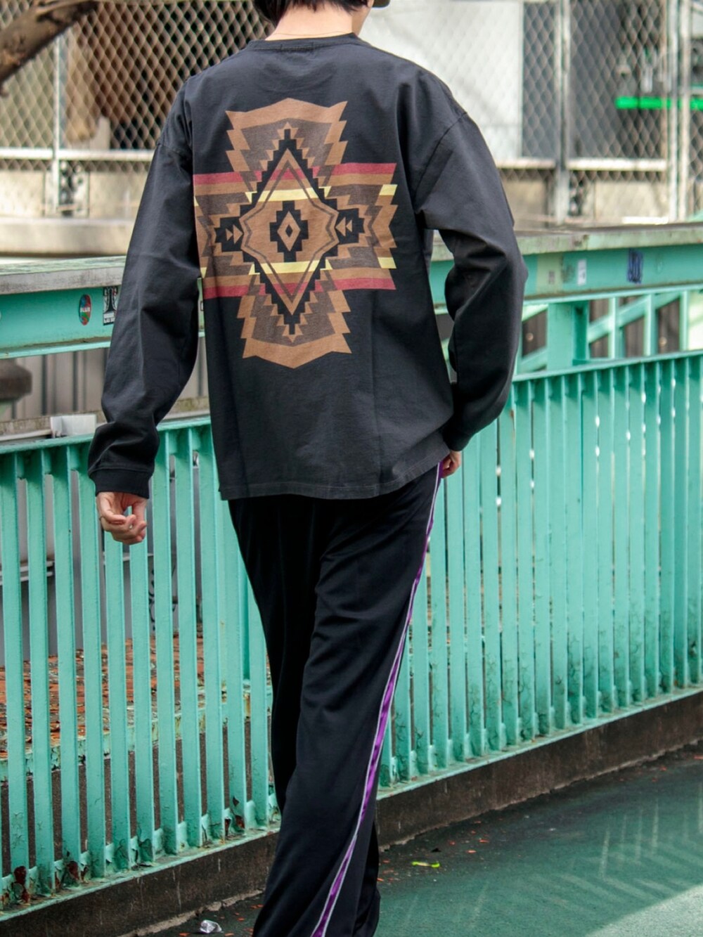 「ミニバッグ、キャップ、ロンT、トラックパンツ、ジャージ、フレアパンツ、PENDLETON、春コーデ、プチプラ、ビッグシルエット、ショルダーバッグ、サコッシュ、gloster、休日スタイル」｜「WILD THINGSの【WILDTHINGS/ワイルドシングス】QUICK SACOCHE クイックサコッシュ（ショルダーバッグ、グレー系）」を使った、須山さん（メンズ・177cm）の春コーディネートの4枚目の写真