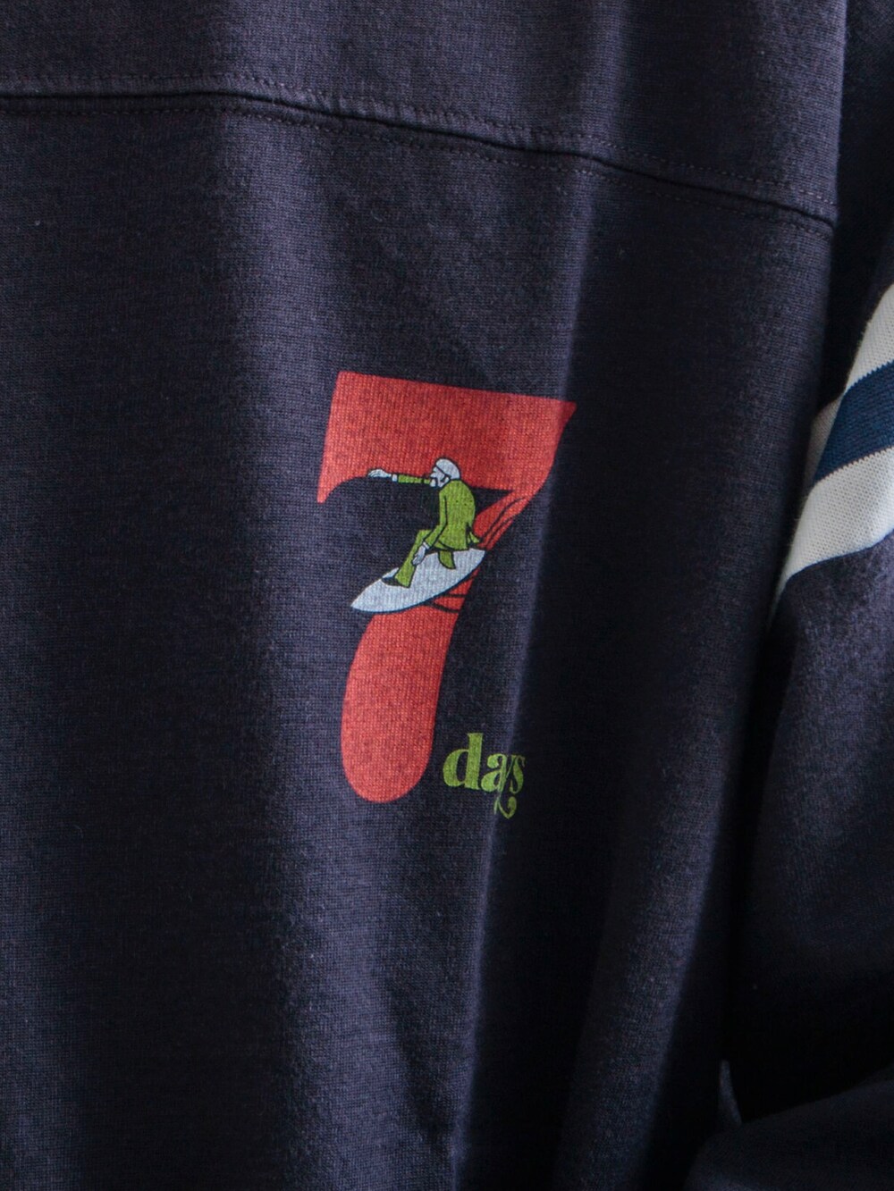 グレー系のTシャツ/カットソー、グリーン系のその他パンツ、ブラック系のスニーカーを着用したメンズの春コーディネートの4枚目の写真