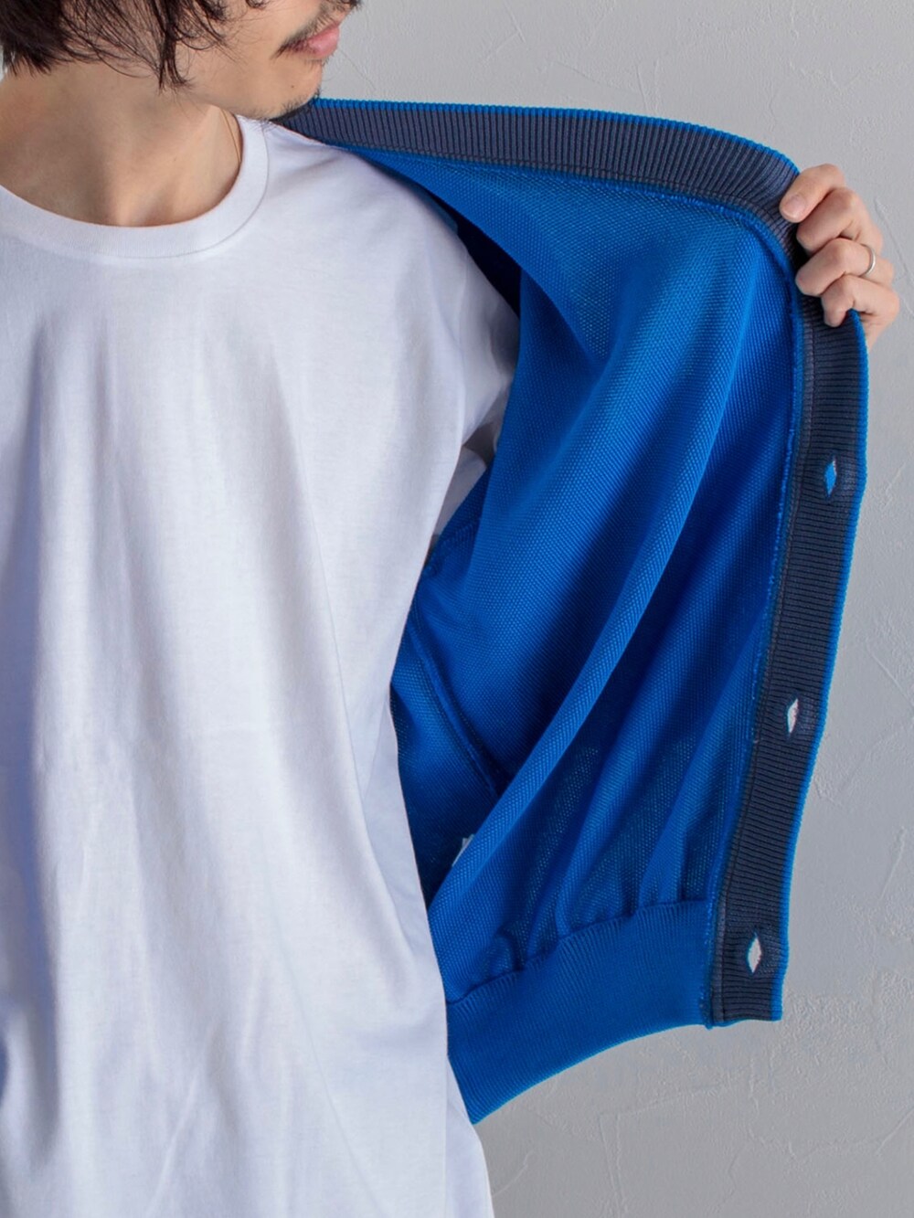 ブルー系のカーディガン/ボレロ、ベージュ系のその他パンツ、ベージュ系のサンダルを着用したメンズの春コーディネートの5枚目の写真