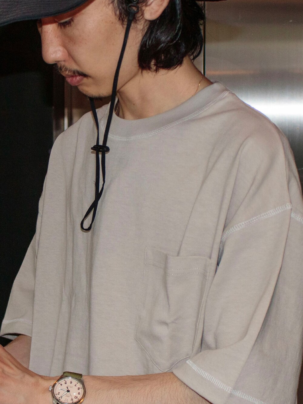 グリーン系のシャツ/ブラウス、ブラック系のその他パンツ、ブラック系のスニーカーを着用したメンズの春コーディネートの5枚目の写真