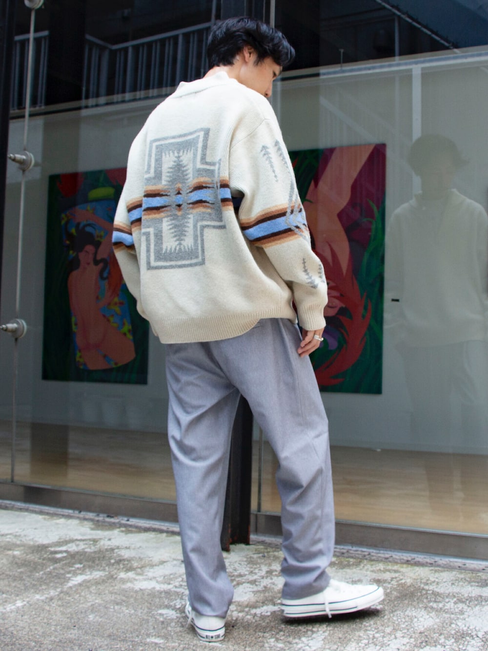ホワイト系のニット/セーター、グレー系のセットアップ、ホワイト系のスニーカーを着用したメンズの夏コーディネートの2枚目の写真