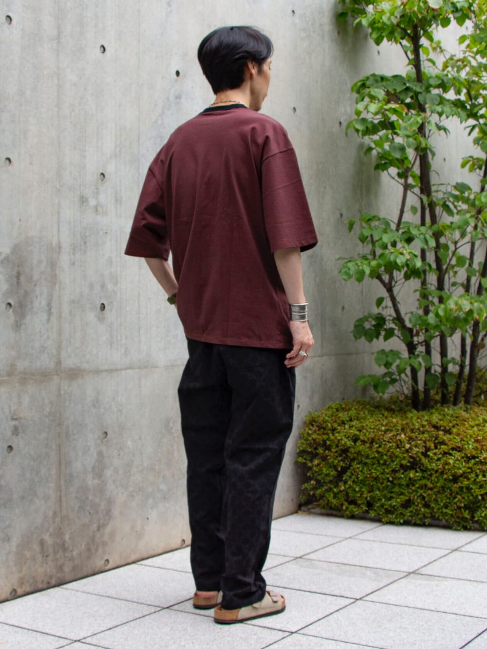 「夏コーデ、シンプル、シンプルコーデ、ボーダートップス、柄パンツ、サンダル、ボルドー、レッド、リンガーTシャツ、夏だ！Tシャツ着よう！、Tシャツ、ルームウェア、ビックシルエット、オトナカジュアル、シンプルスタイル」｜「GLOSTERの【GLOSTER ROAD/グロスターロード】ミジンボーダー リンガーTシャツ ビッグシルエット（Tシャツ/カットソー、レッド系）」を使った、須山さん（メンズ・177cm）の夏コーディネートの2枚目の写真