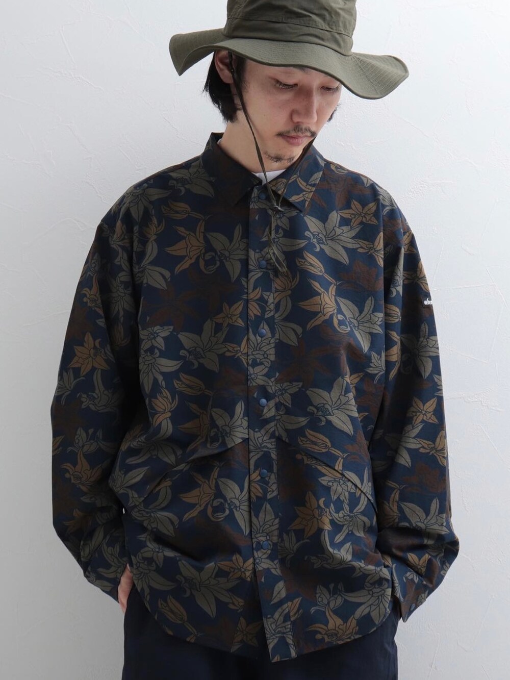 ブラック系のシャツ/ブラウス、ブルー系のその他パンツ、ホワイト系のTシャツ/カットソーを着用したメンズの春コーディネートの3枚目の写真