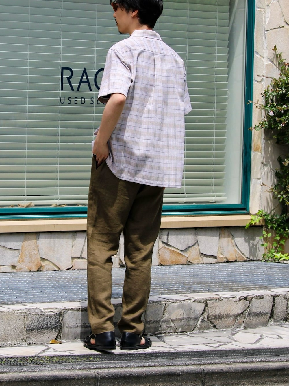 グリーン系のその他パンツ、ブルー系のTシャツ/カットソー、ベージュ系のシャツ/ブラウスを着用したメンズの春コーディネートの2枚目の写真