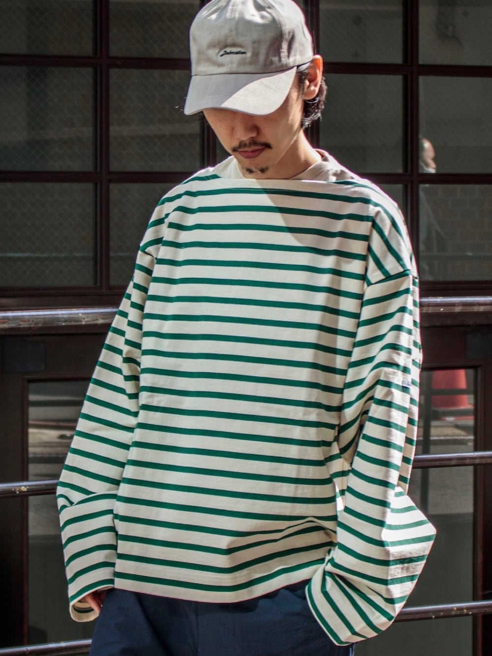 「トレーニングウェア、トラックパンツ、ワイドパンツ、ミリタリー、スポーツミックス、VANS、ラインパンツ、キャップ、ボーダー、バルーンパンツ、ビッグシルエット、Coming soon…、オーバーサイズ、韓国ファッション」｜「GLOSTERの【GLOSTER/グロスター】リフレクターミリタリー トレーニングバルーンパンツ（その他パンツ、ブルー系）」を使った、須山さん（メンズ・177cm）の春コーディネートの3枚目の写真