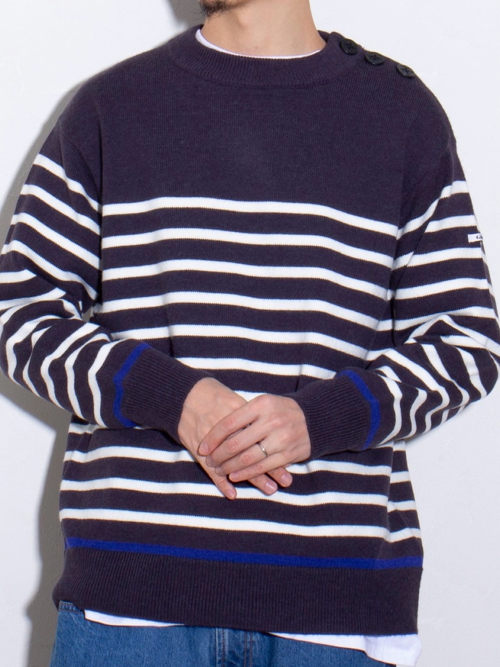 「レイヤードスタイル、休日スタイル、クリスマスに着たい服、スニーカー、デニム、きれいめカジュアル、ボーダー、ニット、New Balance、シンプルコーデ、冬コーデ、今日のコーデ、ファッションを楽しもう、オトナカジュアル、マリン」｜「GLOSTERの【GLOSTER/グロスター】マリン ショルダーボタン ボーダーニット（ニット/セーター、グレー系）」を使った、須山さん（メンズ・177cm）の冬コーディネートの2枚目の写真