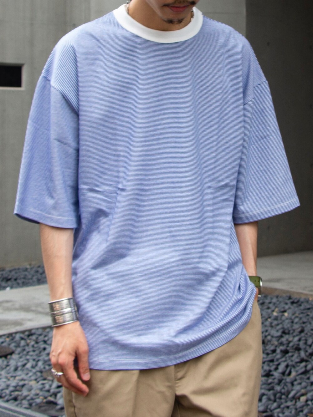 ブルー系のTシャツ/カットソー、ベージュ系のチノパンツ、ホワイト系のスニーカーを着用したメンズの夏コーディネートの4枚目の写真