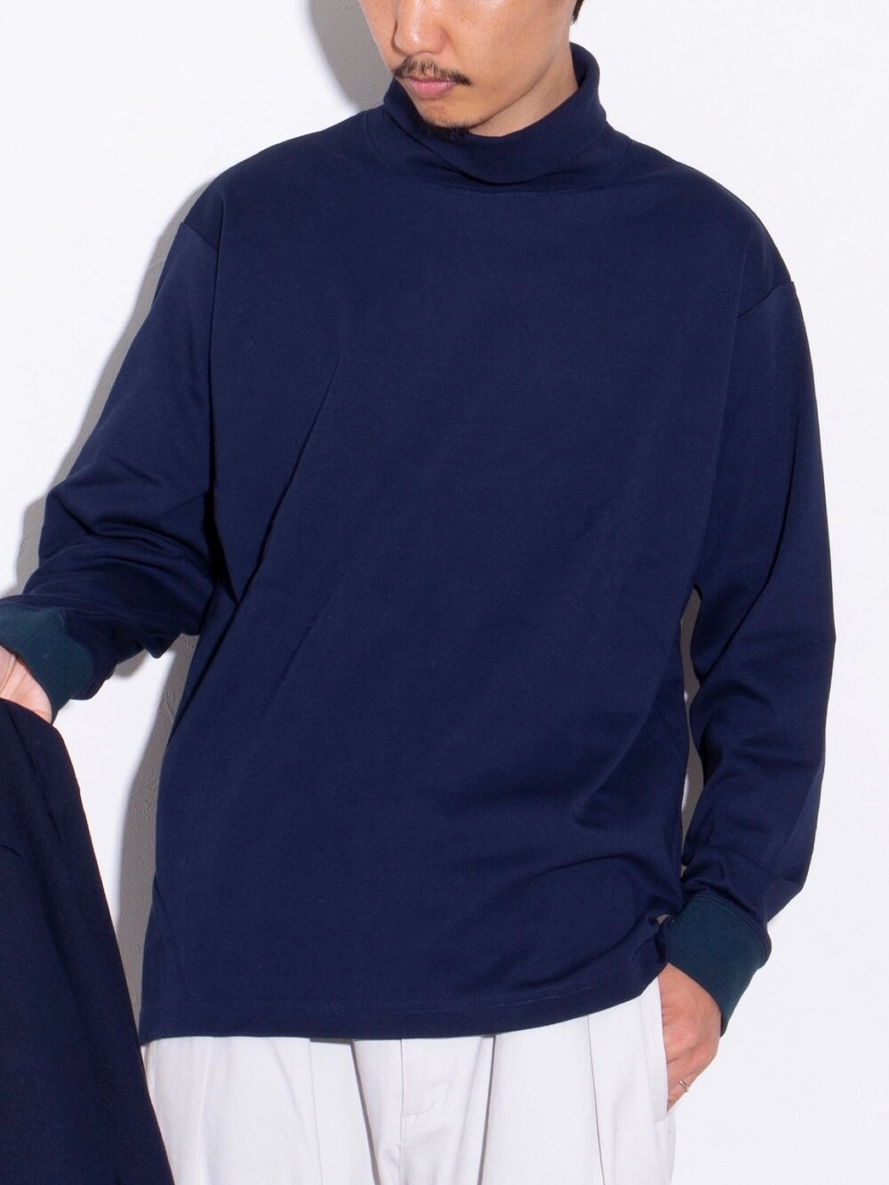 ブルー系のテーラードジャケット、ベージュ系のその他パンツ、ブルー系のTシャツ/カットソーを着用したメンズの秋コーディネートの2枚目の写真