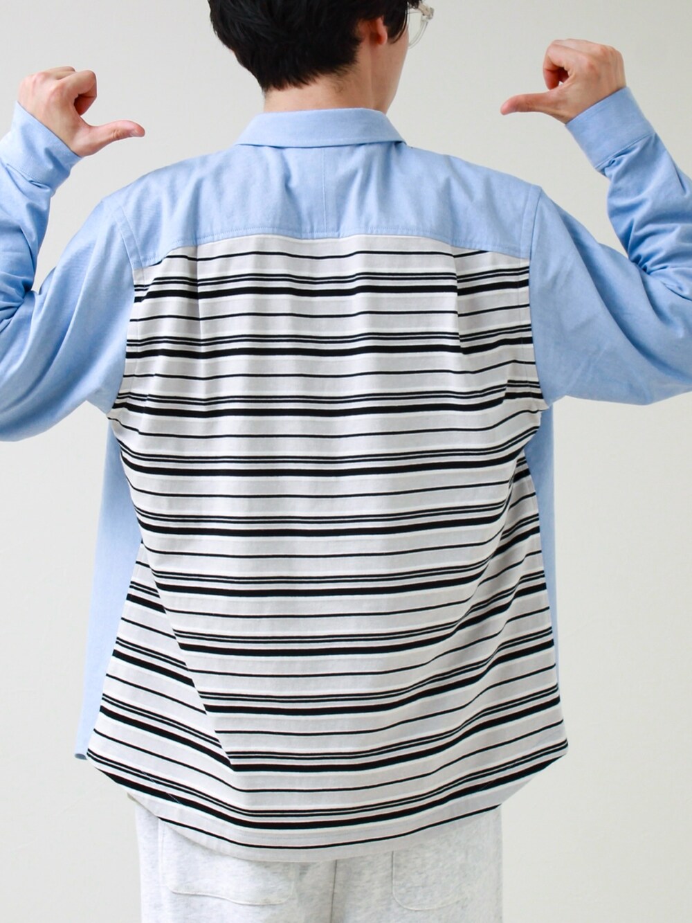 ブルー系のシャツ/ブラウス、グレー系のスウェットパンツを着用したメンズの春コーディネートの7枚目の写真