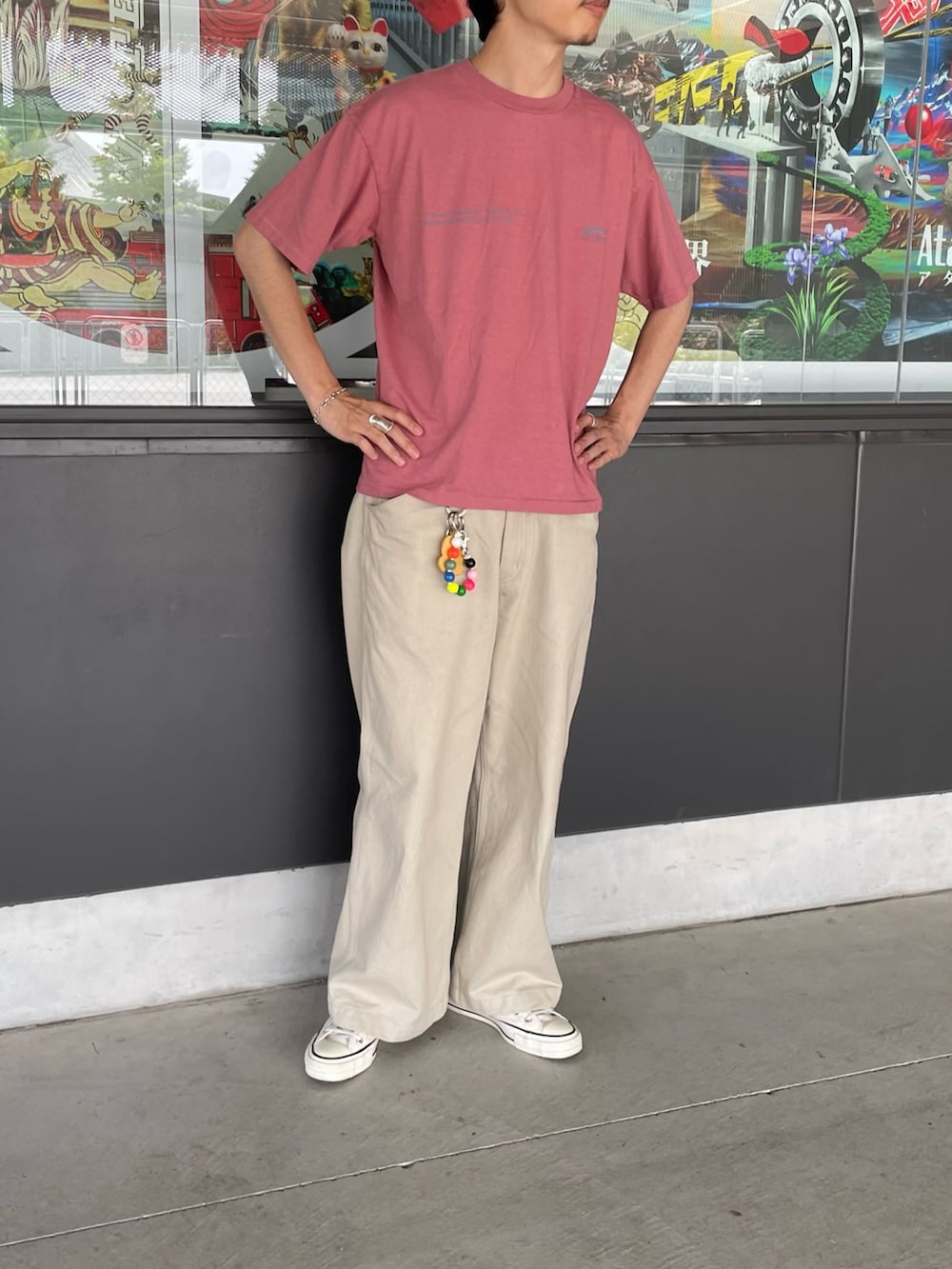 オレンジ系のTシャツ/カットソー、ブラック系のサングラスを着用したメンズの夏コーディネートの2枚目の写真