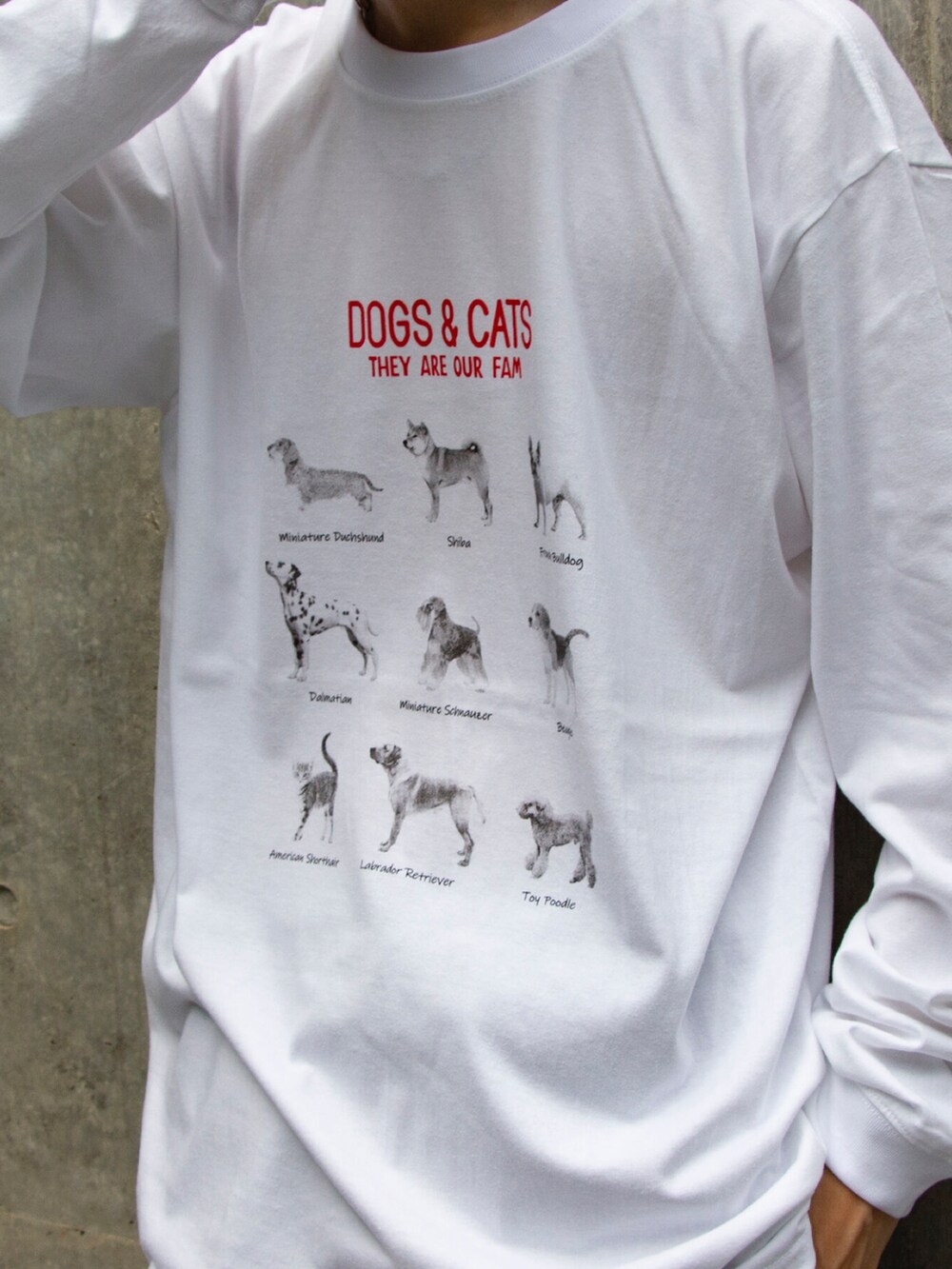 ホワイト系のTシャツ/カットソー、ブラック系のその他パンツ、ブラック系のシューズを着用したメンズの夏コーディネートの2枚目の写真