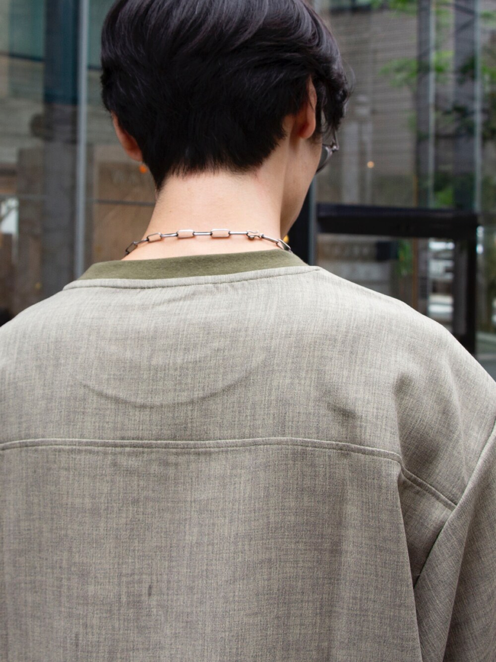 グリーン系のTシャツ/カットソー、ブラック系のサンダル、ブルー系のその他パンツを着用したメンズの夏コーディネートの4枚目の写真