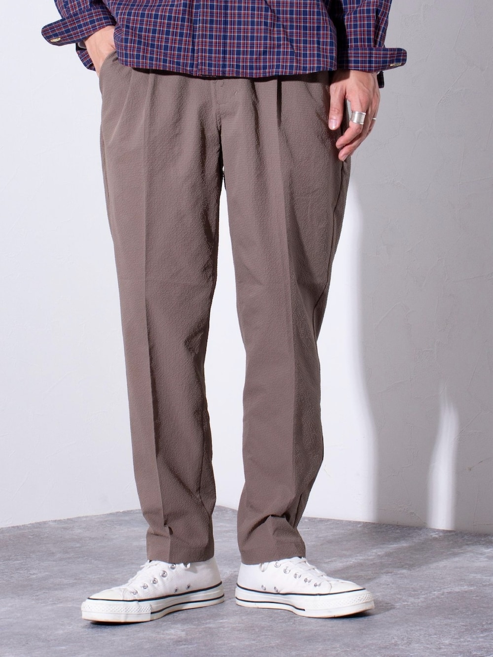 ブルー系のシャツ/ブラウス、ブラウン系のスラックスを着用したメンズの夏コーディネートの2枚目の写真