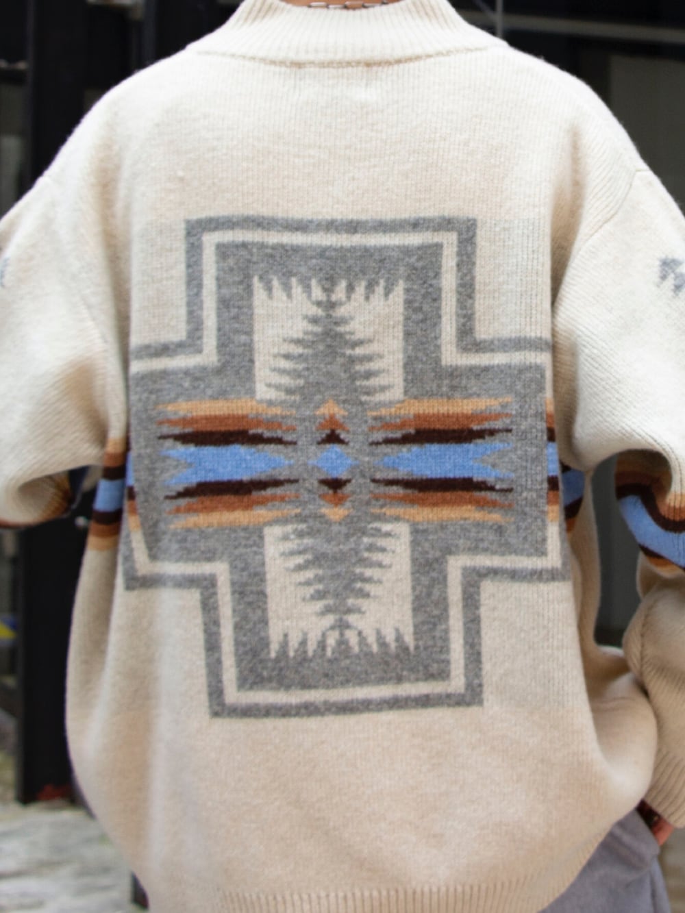 ホワイト系のニット/セーター、グレー系のセットアップ、ホワイト系のスニーカーを着用したメンズの夏コーディネートの5枚目の写真