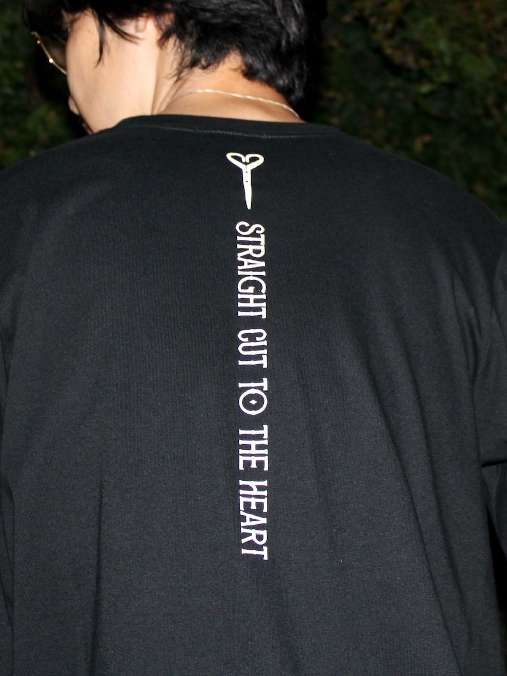 ブラック系のTシャツ/カットソー、ブラック系のスニーカー、ゴールド系のメガネを着用したメンズの夏コーディネートの3枚目の写真