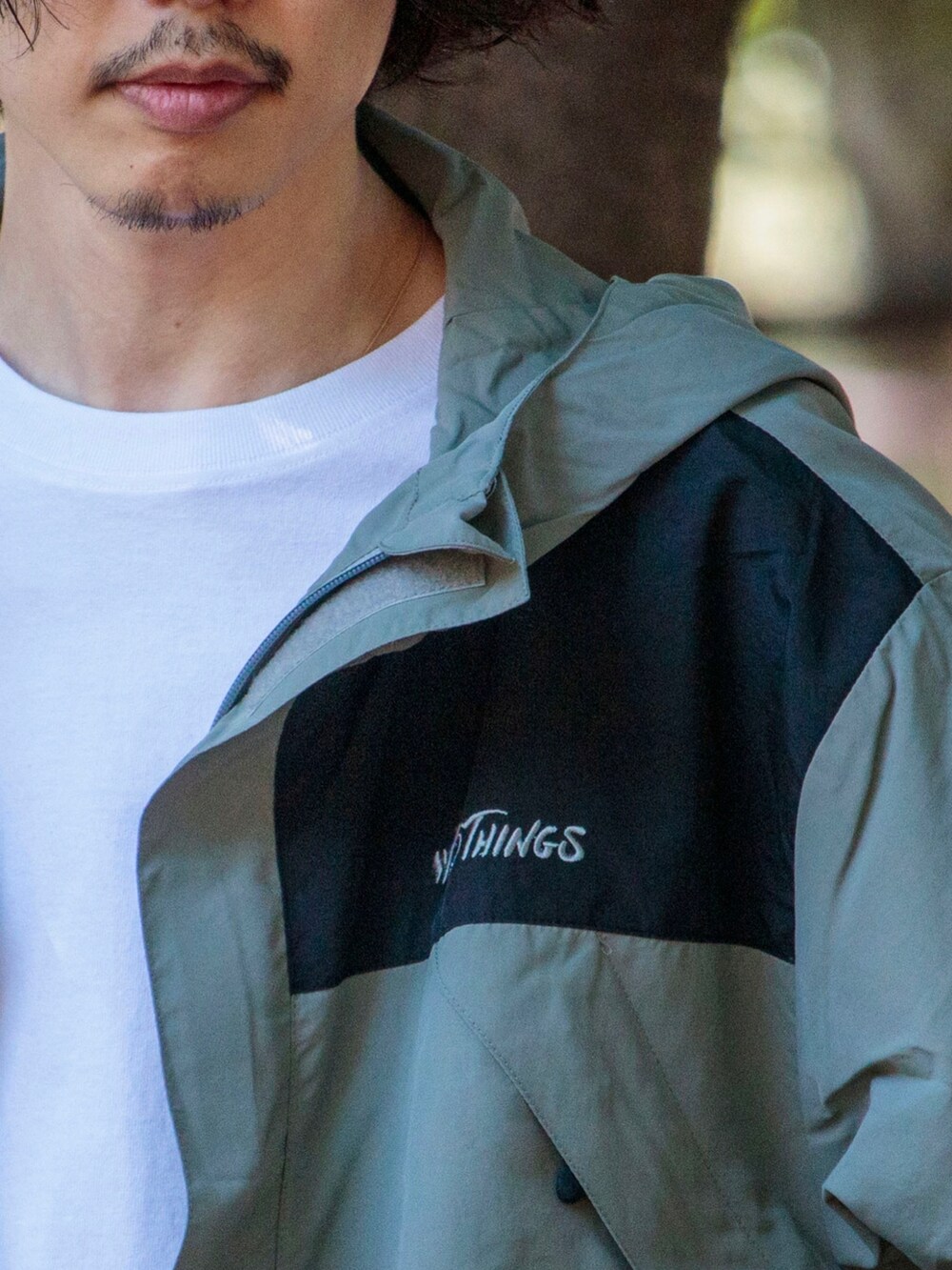 ホワイト系のTシャツ/カットソー、グレー系のマウンテンパーカー、グリーン系のその他パンツを着用したメンズの冬コーディネートの3枚目の写真