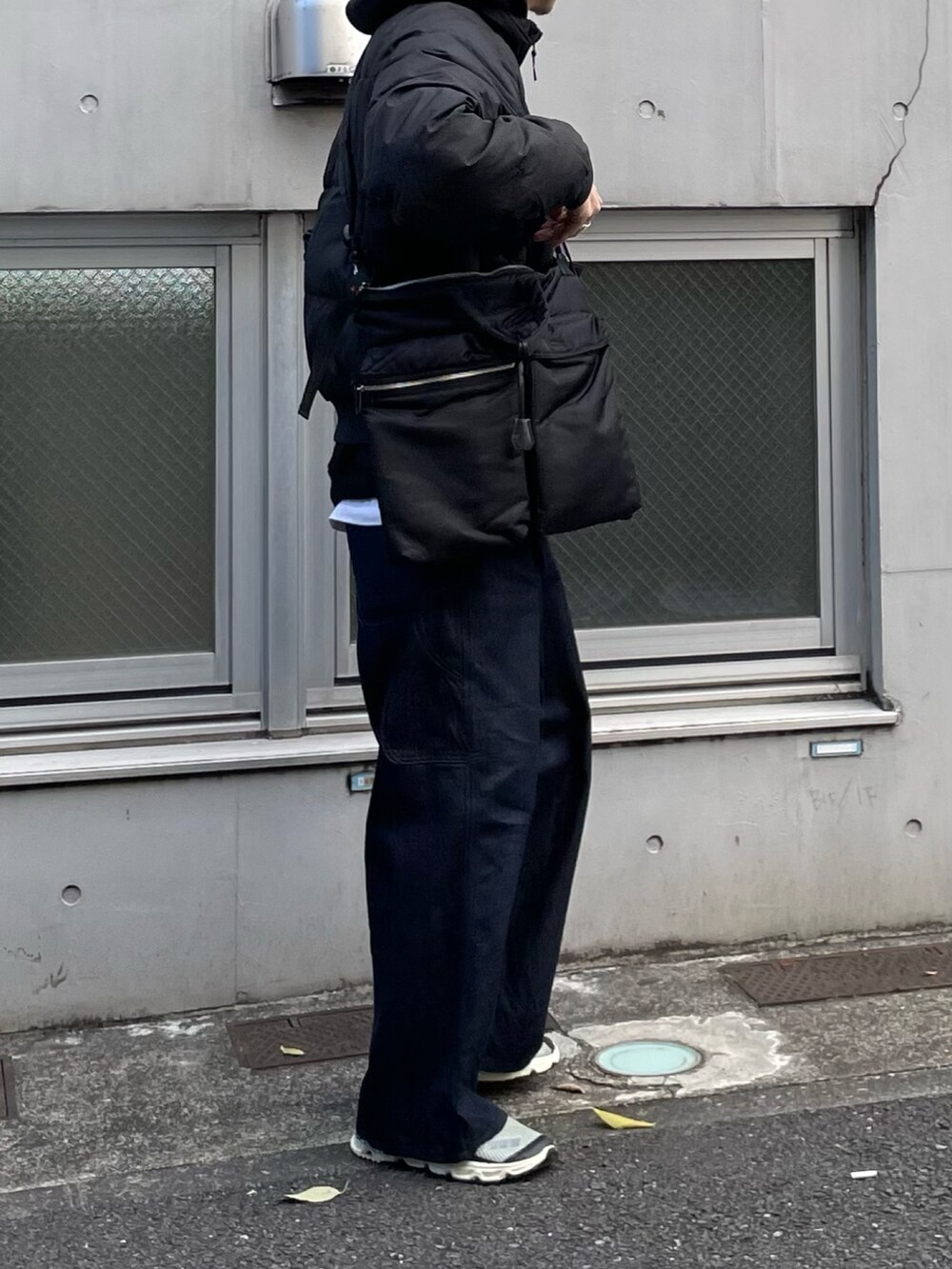 ブラック系のブルゾン、ブラック系のショルダーバッグを着用したメンズの秋コーディネートの2枚目の写真