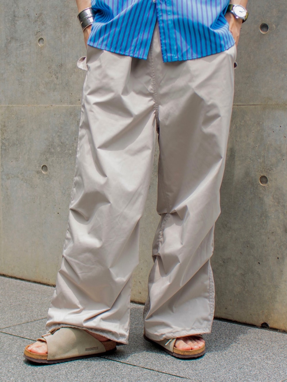 ブルー系のシャツ/ブラウス、ベージュ系のその他パンツ、ベージュ系のサンダルを着用したメンズの夏コーディネートの3枚目の写真