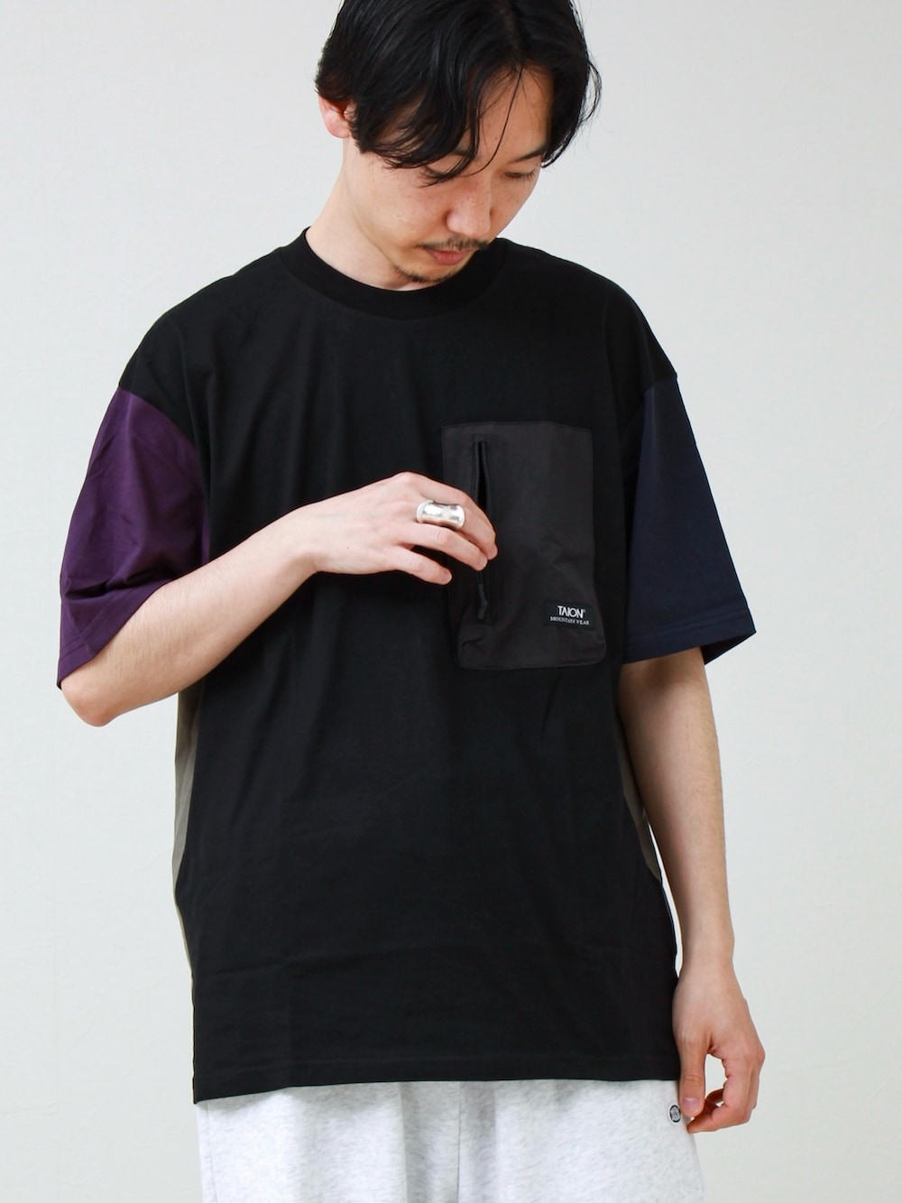その他のTシャツ/カットソー、グレー系のスウェットパンツを着用したメンズの春コーディネートの3枚目の写真