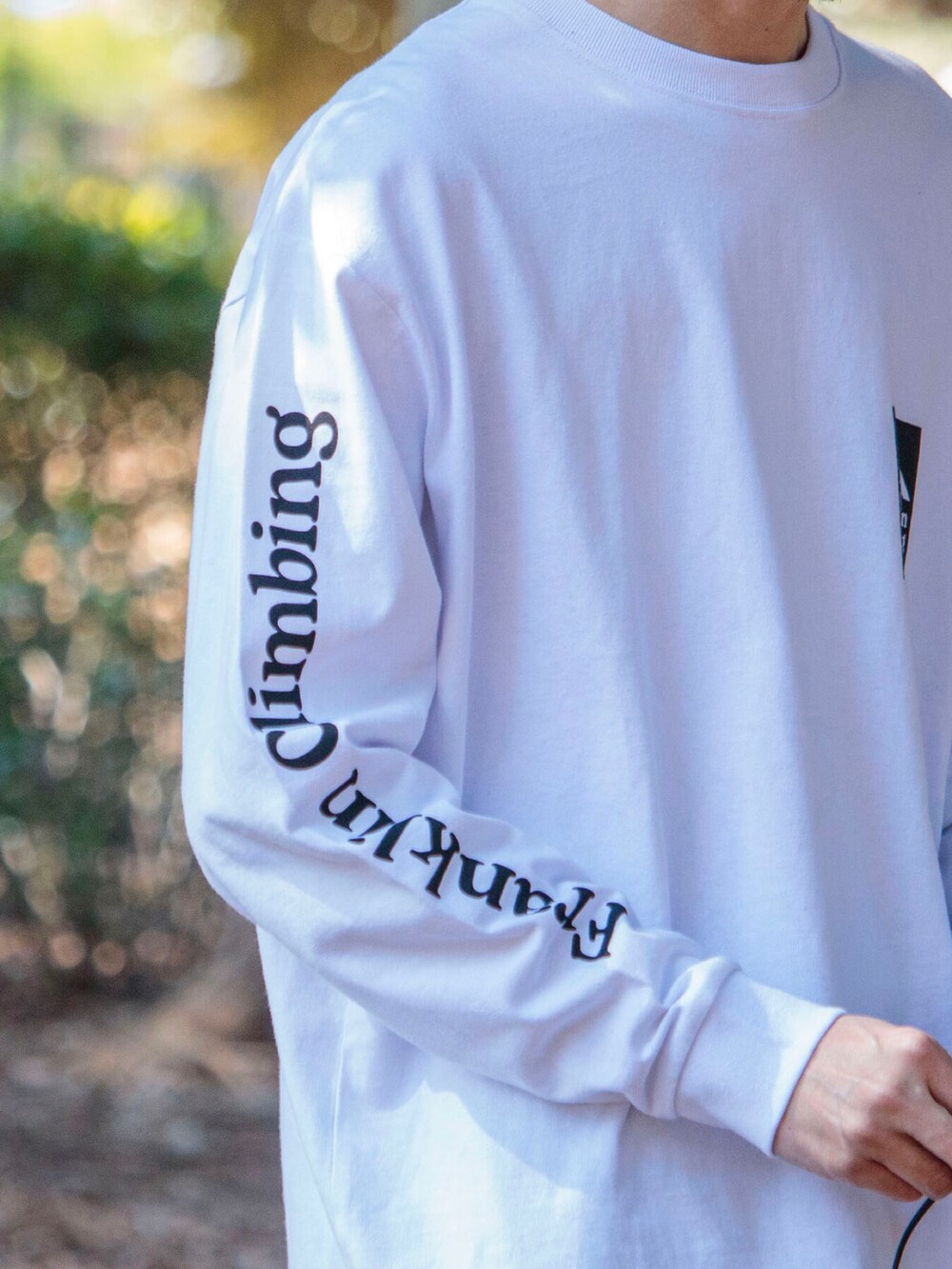 ホワイト系のTシャツ/カットソー、グリーン系のその他パンツを着用したメンズの春コーディネートの2枚目の写真