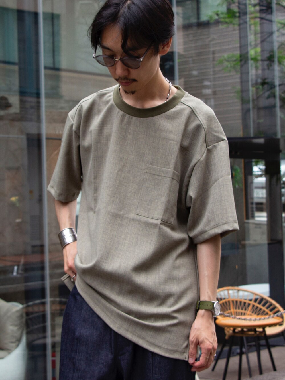 グリーン系のTシャツ/カットソー、ブラック系のサンダル、ブルー系のその他パンツを着用したメンズの夏コーディネートの3枚目の写真