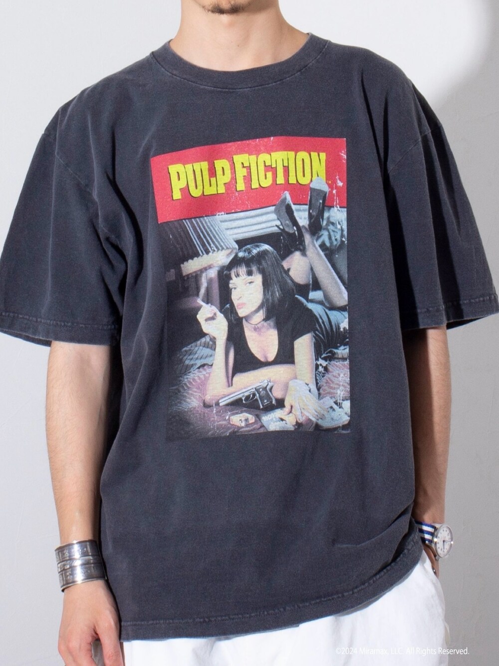 ブラック系のTシャツ/カットソー、ホワイト系のカーゴパンツ、ブラウン系のローファーを着用したメンズの冬コーディネートの2枚目の写真