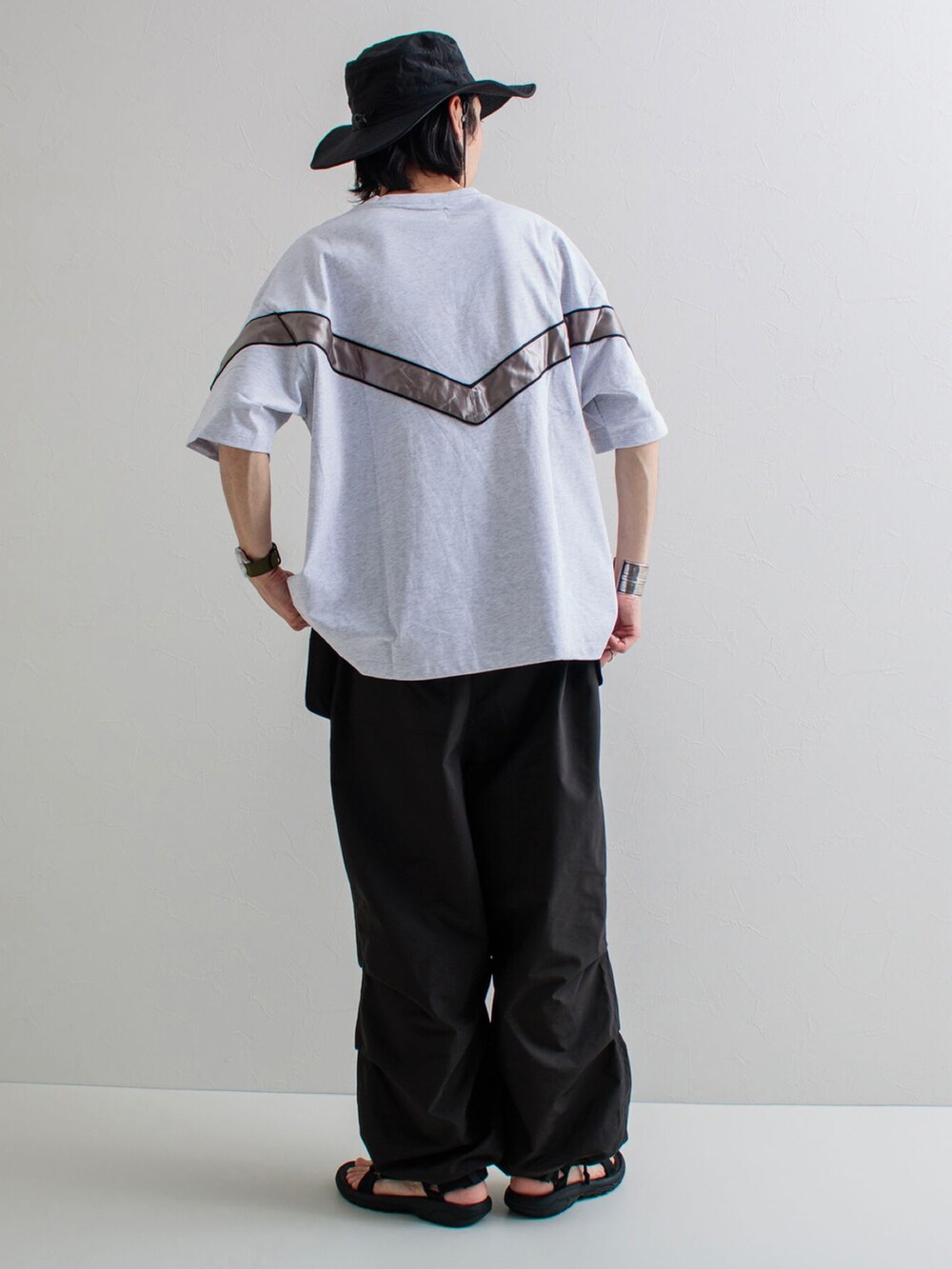 ホワイト系のTシャツ/カットソー、ブラック系のその他パンツ、ブラック系のサンダルを着用したメンズの春コーディネートの3枚目の写真