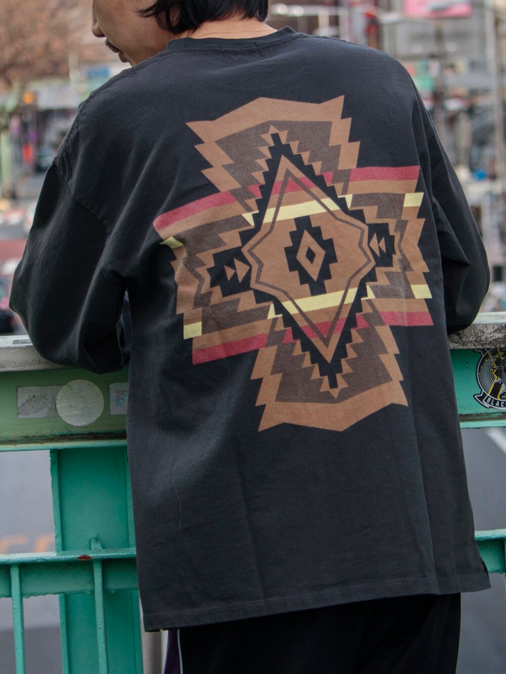 「ミニバッグ、キャップ、ロンT、トラックパンツ、ジャージ、フレアパンツ、PENDLETON、春コーデ、プチプラ、ビッグシルエット、ショルダーバッグ、サコッシュ、gloster、休日スタイル」｜「WILD THINGSの【WILDTHINGS/ワイルドシングス】QUICK SACOCHE クイックサコッシュ（ショルダーバッグ、グレー系）」を使った、須山さん（メンズ・177cm）の春コーディネートの5枚目の写真