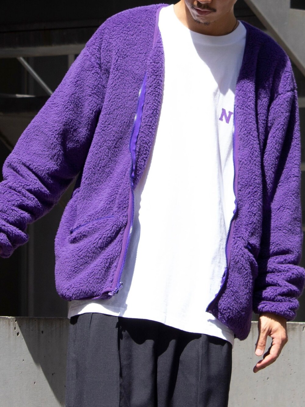 ホワイト系のTシャツ/カットソー、パープル系のカーディガン/ボレロ、ブラック系のスラックスを着用したメンズの秋コーディネートの2枚目の写真