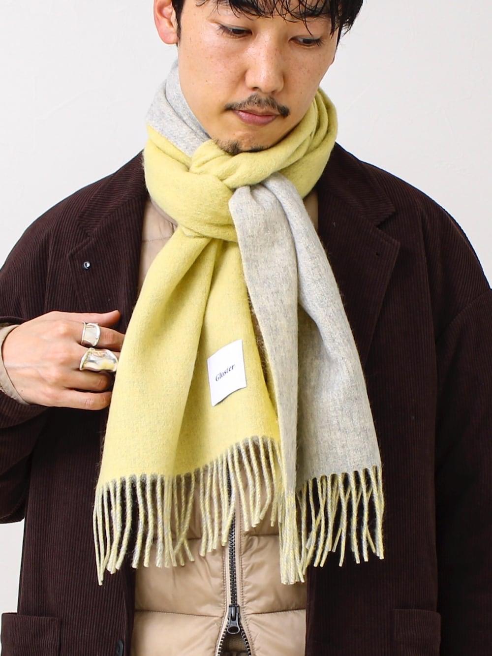 ブラウン系のテーラードジャケット、ベージュ系のダウンジャケット/コート、ベージュ系のスウェットパンツを着用したメンズの冬コーディネートの3枚目の写真