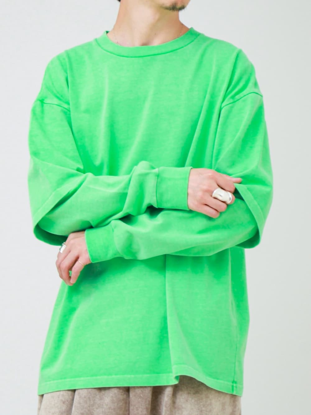 グリーン系のTシャツ/カットソー、ブラウン系のサンダルを着用したメンズの夏コーディネートの2枚目の写真