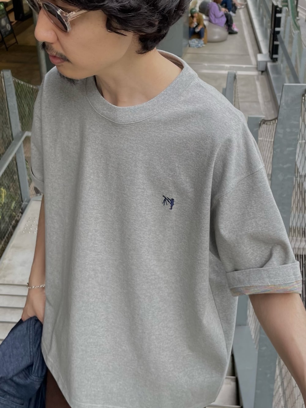 グレー系のTシャツ/カットソーを着用したメンズの春コーディネートの2枚目の写真