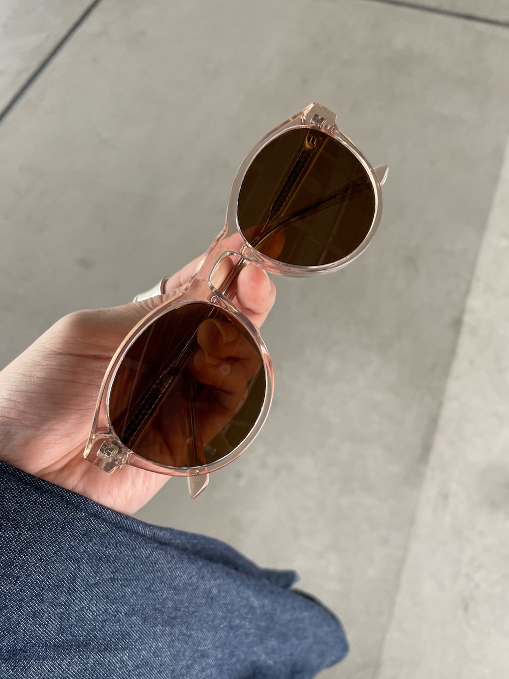 グレー系のTシャツ/カットソーを着用したメンズの春コーディネートの4枚目の写真