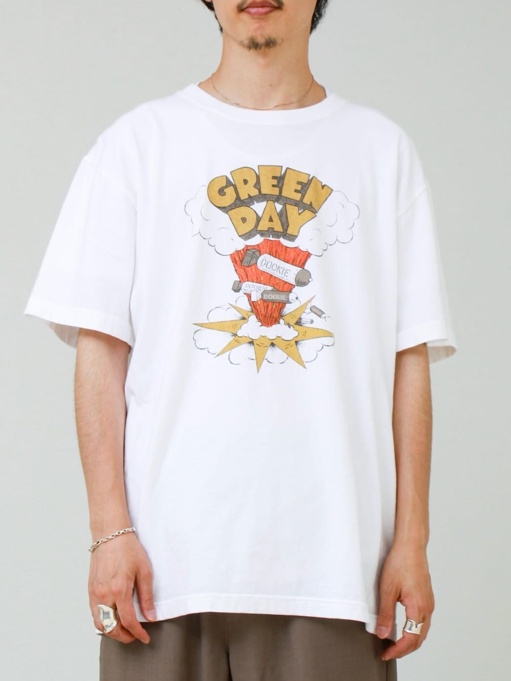 ホワイト系のTシャツ/カットソー、その他のボディバッグ/ウエストポーチ、ベージュ系のその他パンツを着用したメンズの夏コーディネートの2枚目の写真