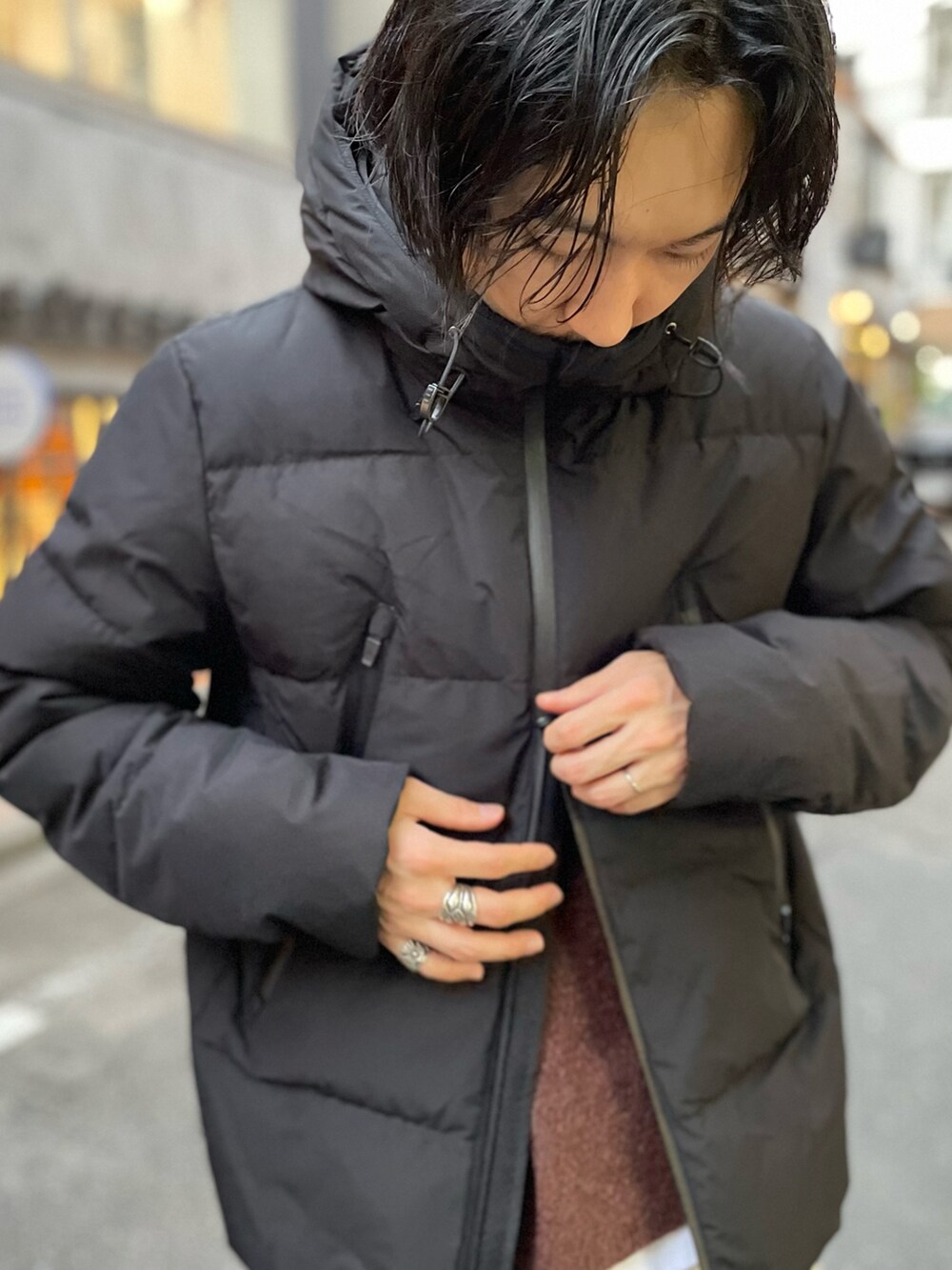 「ダウンジャケット、ニット、アルパカニット、gloster、FREDY&GLOSTER、GEVACO、blundstone、ワイドパンツ、ベイカーパンツ、ブーツ、大人カジュアル、休日スタイル、冬コーデ、コーデュロイパンツ、レイヤードスタイル」｜「GLOSTERの【GLOSTER/グロスター】アルパカ混 プルオーバーニット クルーネック（ニット/セーター、ブラウン系）」を使った、須山さん（メンズ・177cm）の冬コーディネートの5枚目の写真