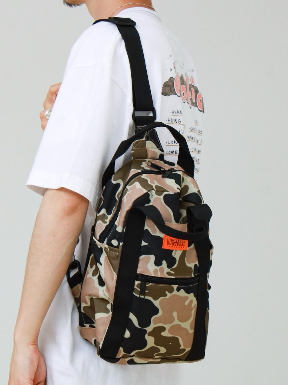 ホワイト系のTシャツ/カットソー、その他のボディバッグ/ウエストポーチ、ベージュ系のその他パンツを着用したメンズの夏コーディネートの5枚目の写真