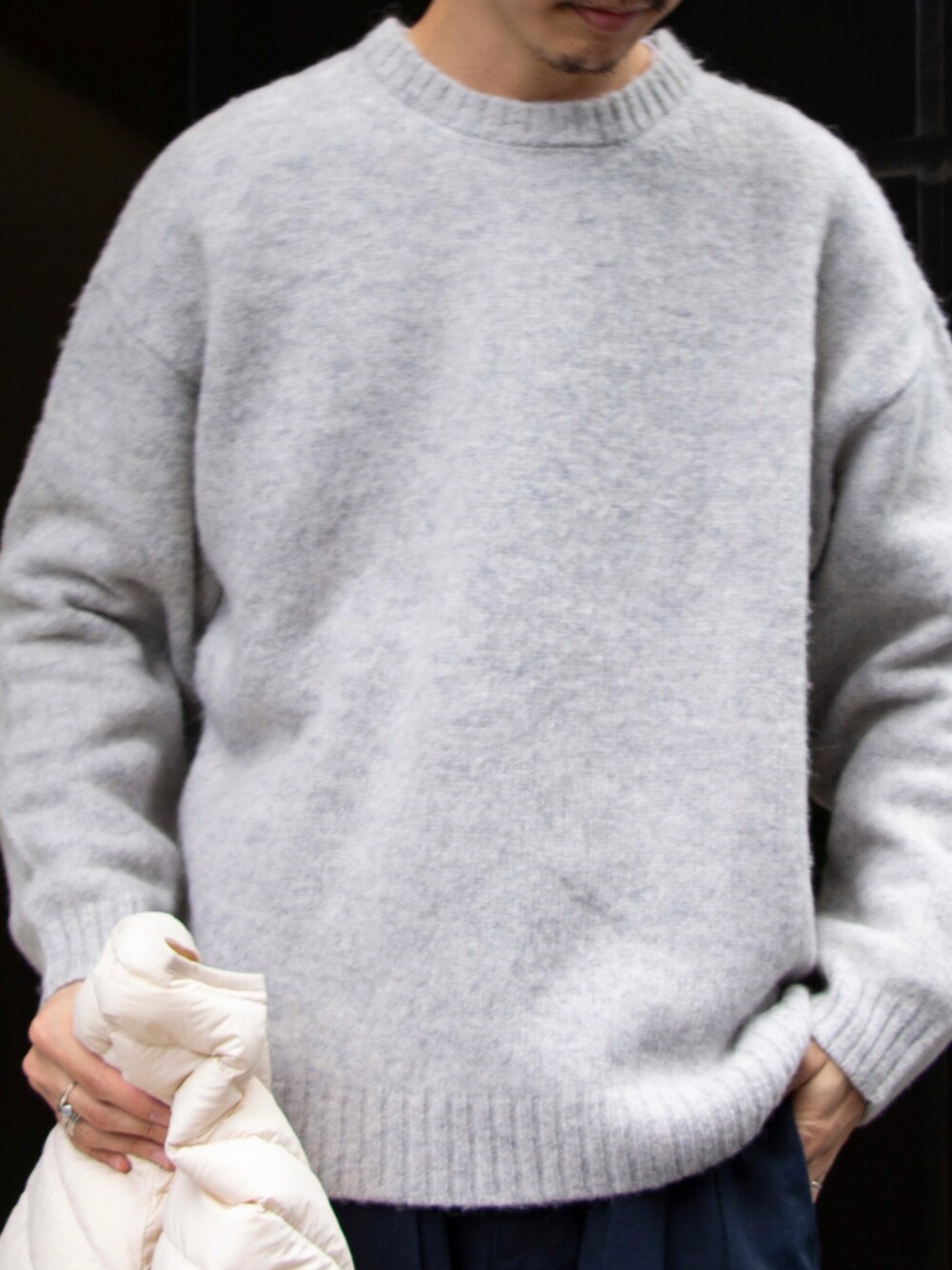 ホワイト系のダウンジャケット/コート、ブルー系のチノパンツ、ブラック系のスニーカーを着用したメンズの秋コーディネートの4枚目の写真