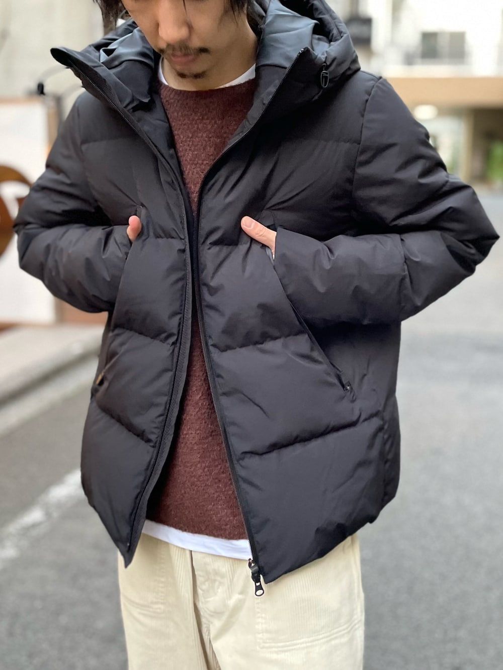 「ダウンジャケット、ニット、アルパカニット、gloster、FREDY&GLOSTER、GEVACO、blundstone、ワイドパンツ、ベイカーパンツ、ブーツ、大人カジュアル、休日スタイル、冬コーデ、コーデュロイパンツ、レイヤードスタイル」｜「GLOSTERの【GLOSTER/グロスター】アルパカ混 プルオーバーニット クルーネック（ニット/セーター、ブラウン系）」を使った、須山さん（メンズ・177cm）の冬コーディネートの2枚目の写真