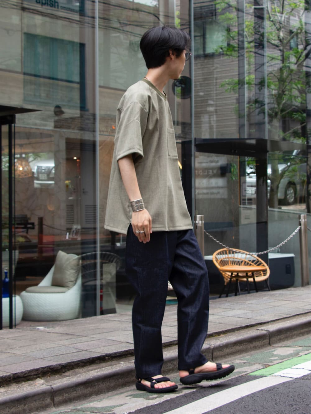 グリーン系のTシャツ/カットソー、ブラック系のサンダル、ブルー系のその他パンツを着用したメンズの夏コーディネートの2枚目の写真