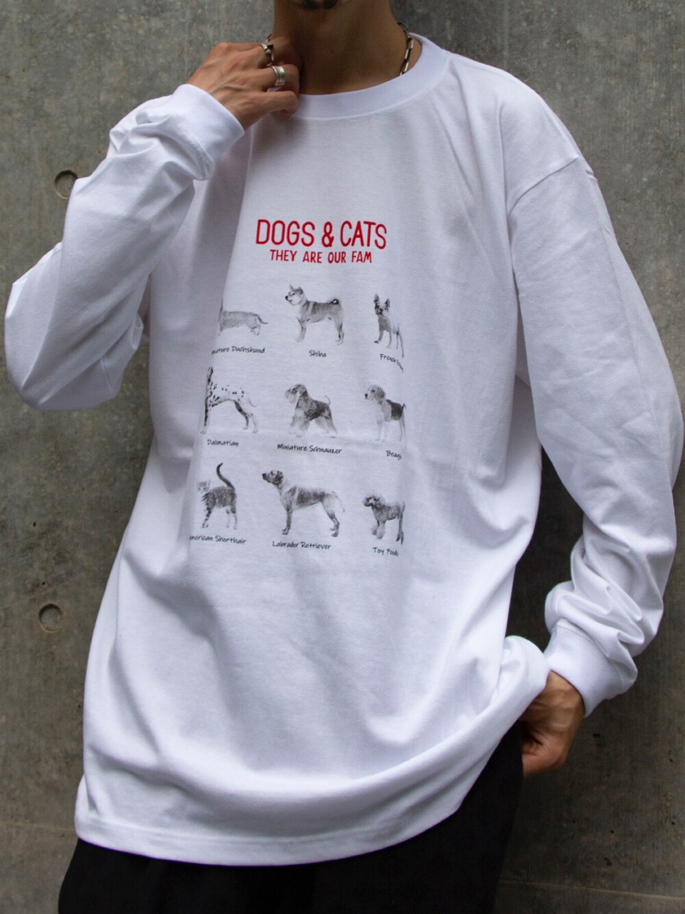ホワイト系のTシャツ/カットソー、ブラック系のその他パンツ、ブラック系のシューズを着用したメンズの夏コーディネートの3枚目の写真