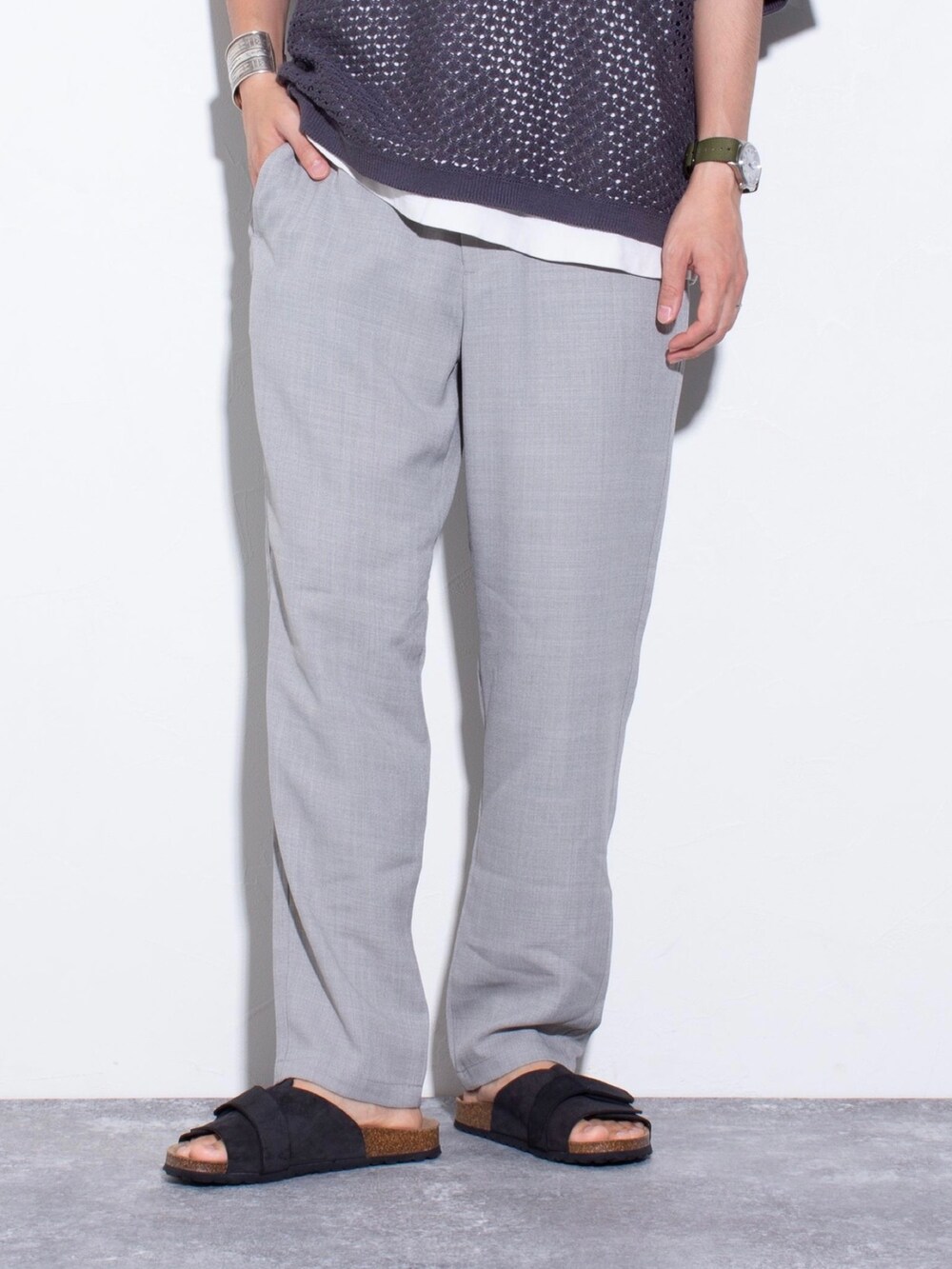 グレー系のポロシャツ、グレー系のその他パンツ、ブラック系のサンダルを着用したメンズの夏コーディネートの2枚目の写真