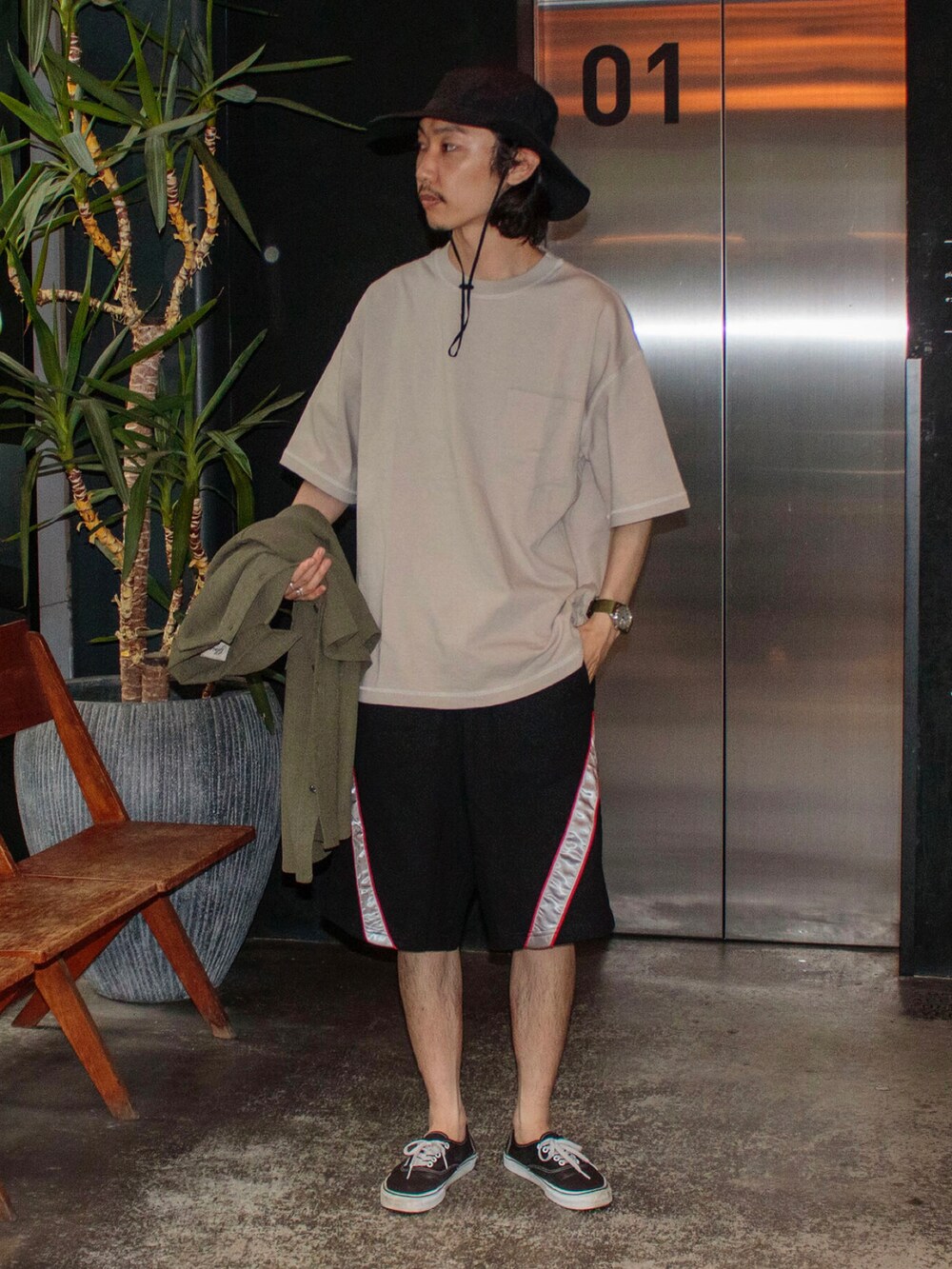 グリーン系のシャツ/ブラウス、ブラック系のその他パンツ、ブラック系のスニーカーを着用したメンズの春コーディネートの4枚目の写真