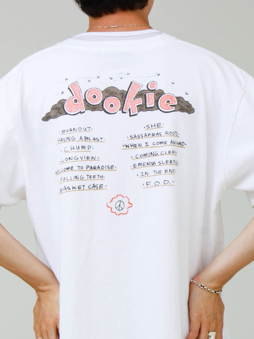 ホワイト系のTシャツ/カットソー、その他のボディバッグ/ウエストポーチ、ベージュ系のその他パンツを着用したメンズの夏コーディネートの3枚目の写真